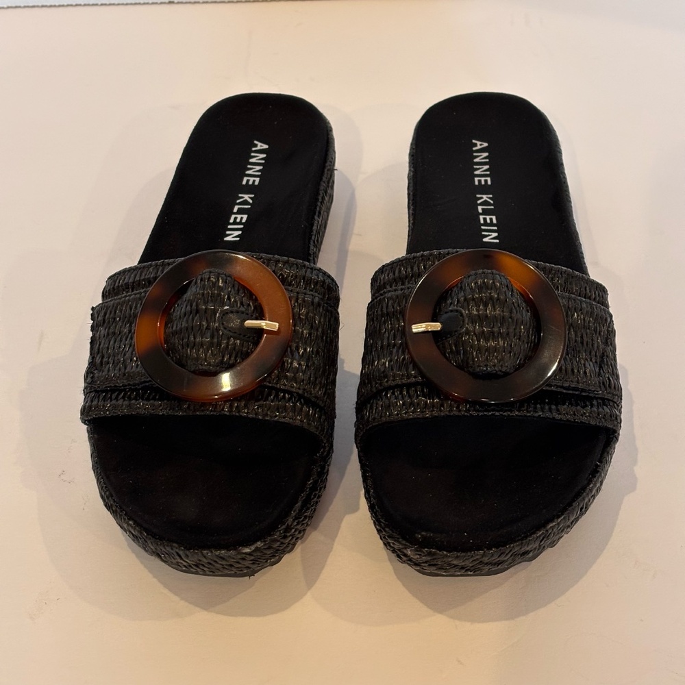 Anne Klein iflex Women's SZ 6.5M Slip On Black w/ Brown Faux Buckle Sandal EUC - Picture 2 of 10